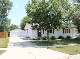 5320 Fjord Dr, Cedar Falls, IA 50613