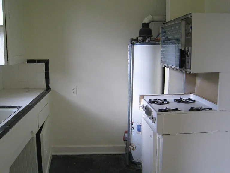 246 E University Blvd — Photo 11