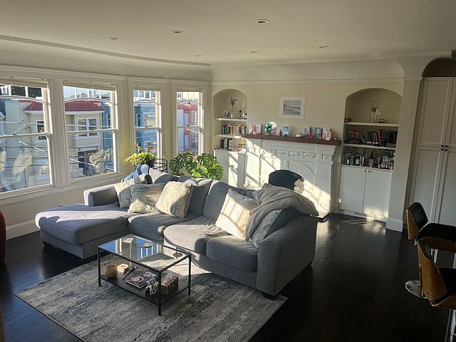 Front rm w prior tenants' furniture