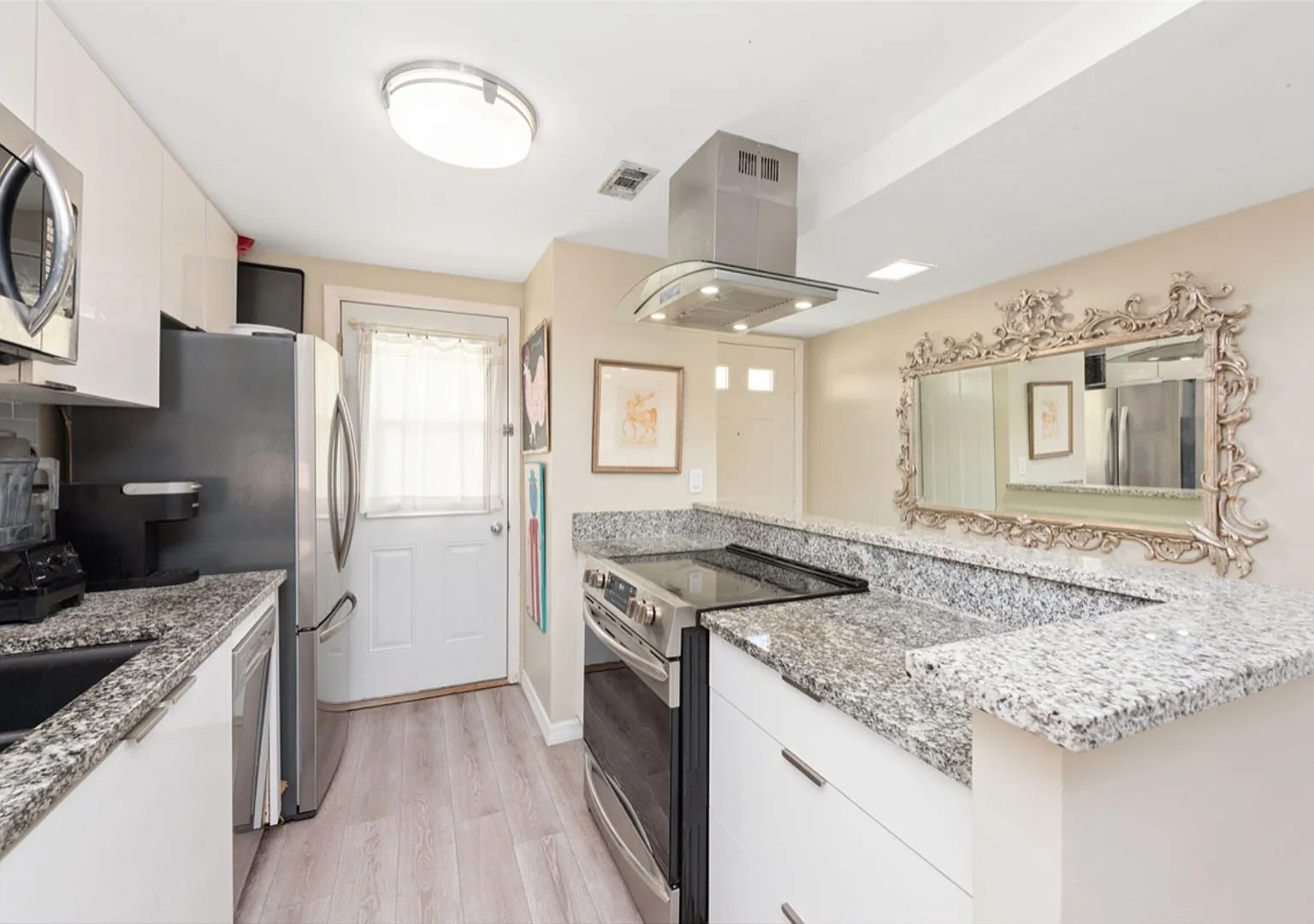 **Walk To The Beach And Downtown Naples**Seasonal Furnished Rental Available** 2 Beds 2 Baths ** — Photo 4
