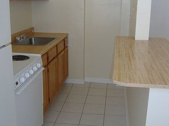 3rd image of 4735 N Malden St APT 204