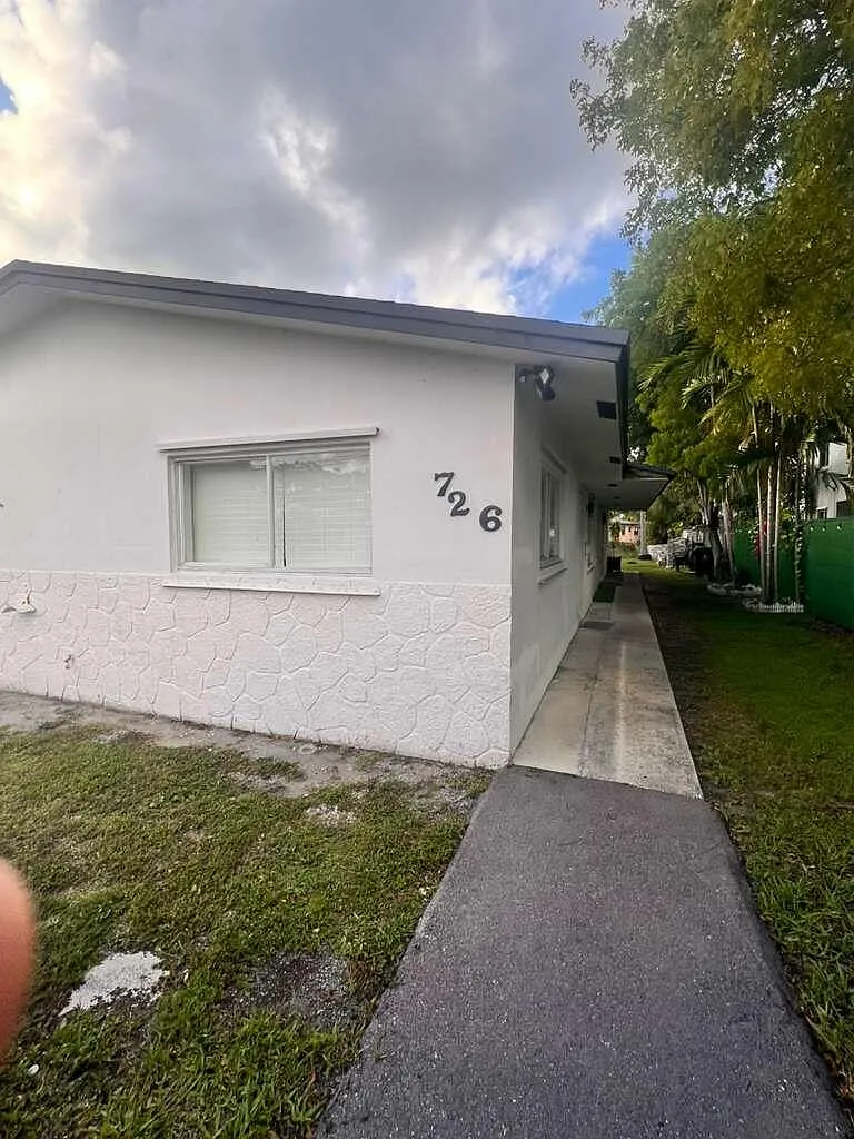 Building Photo - 726 SW 7th St #1-2
