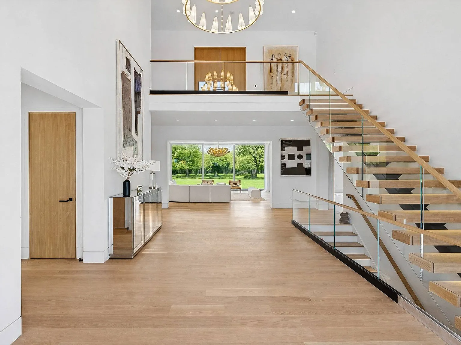 Resort-Style Retreat In East Hampton Village South With Tennis — Photo 3