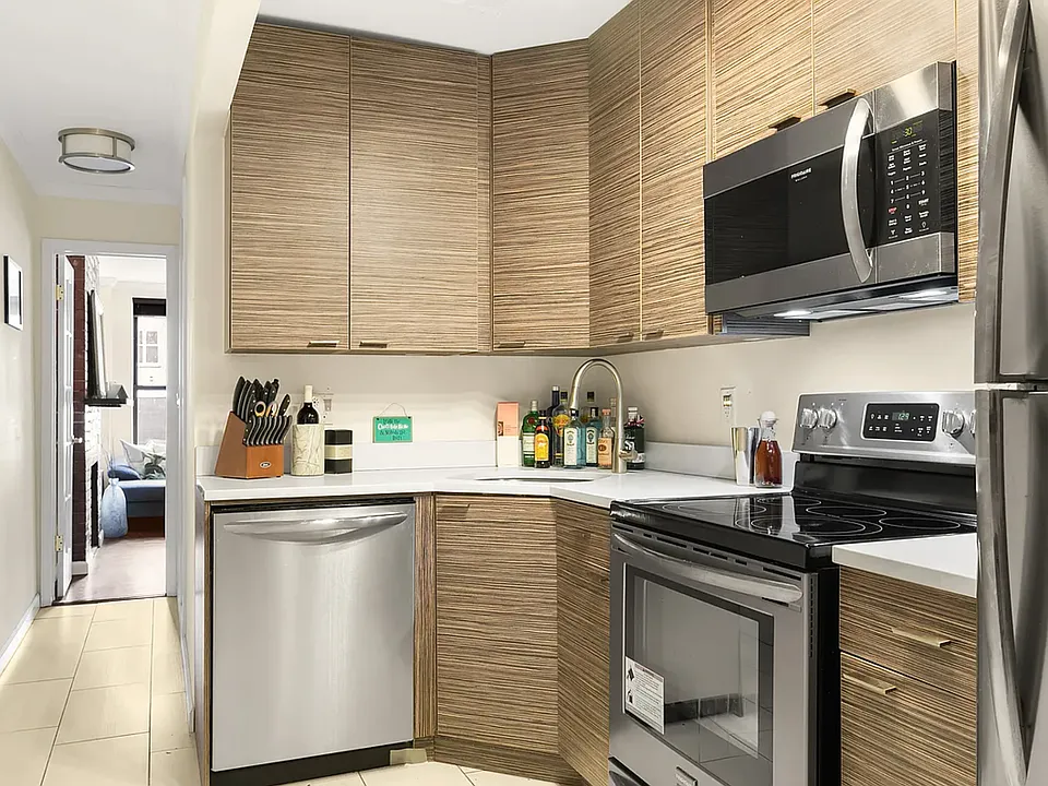 252 Elizabeth St #1