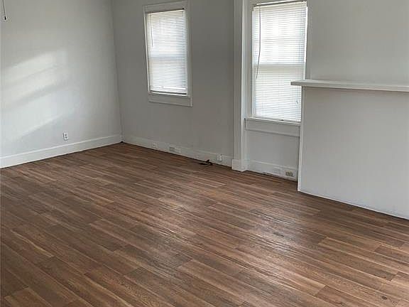 4th image of 105 W 14th St