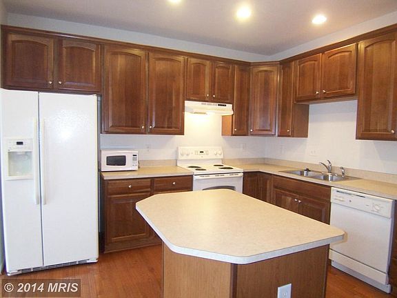 Updated Modern Kitchen w/Island