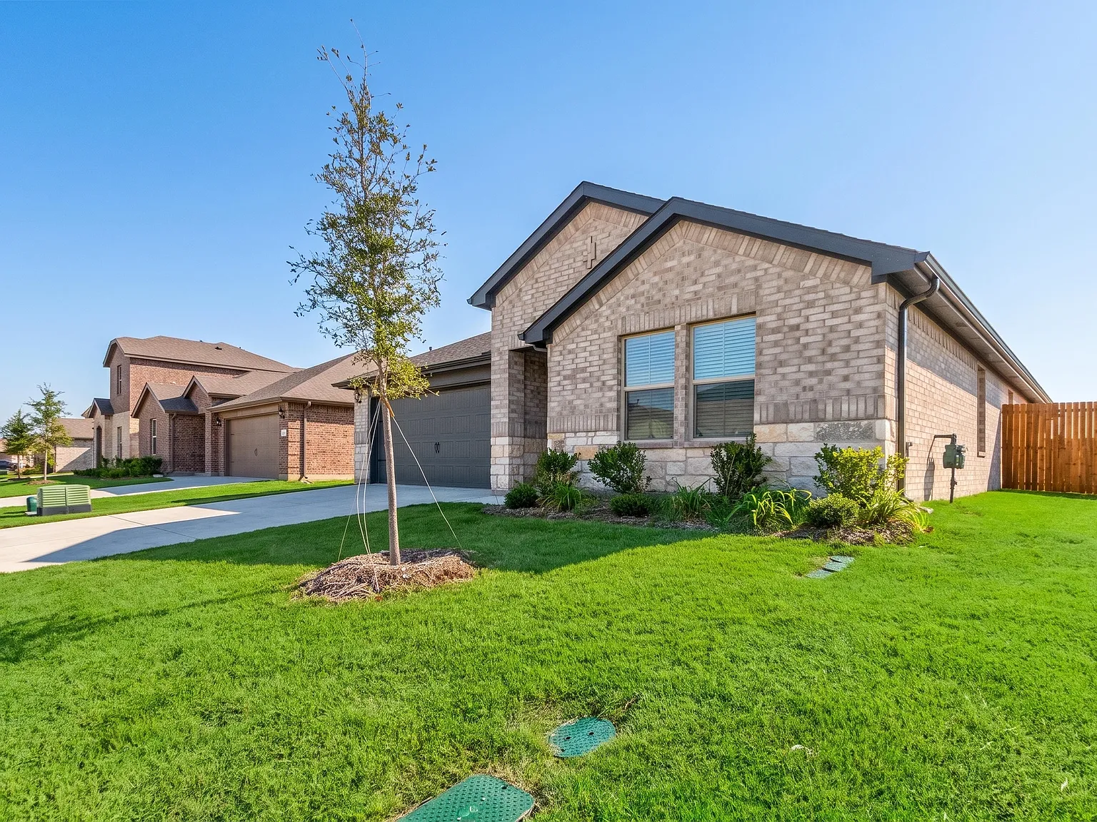 4 bed, 2100 sqft, $2,300 — Photo 3