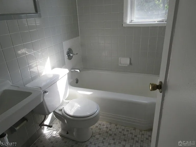 815 2nd St #815B — Photo 5