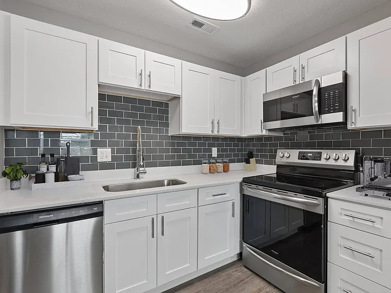 Lake Castleton Apartments — Photo 2