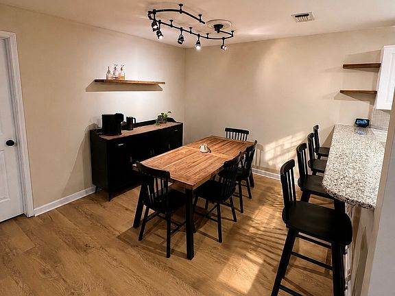 5th image of 608 Squire Ln APT E