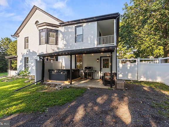 3rd image of 1006 Colebrook Rd