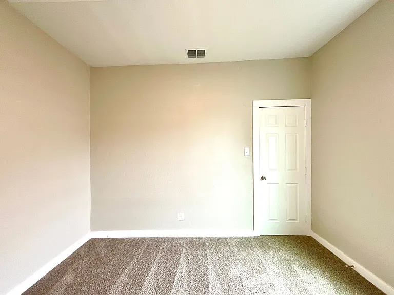 230 Micklejohn St — Photo 14