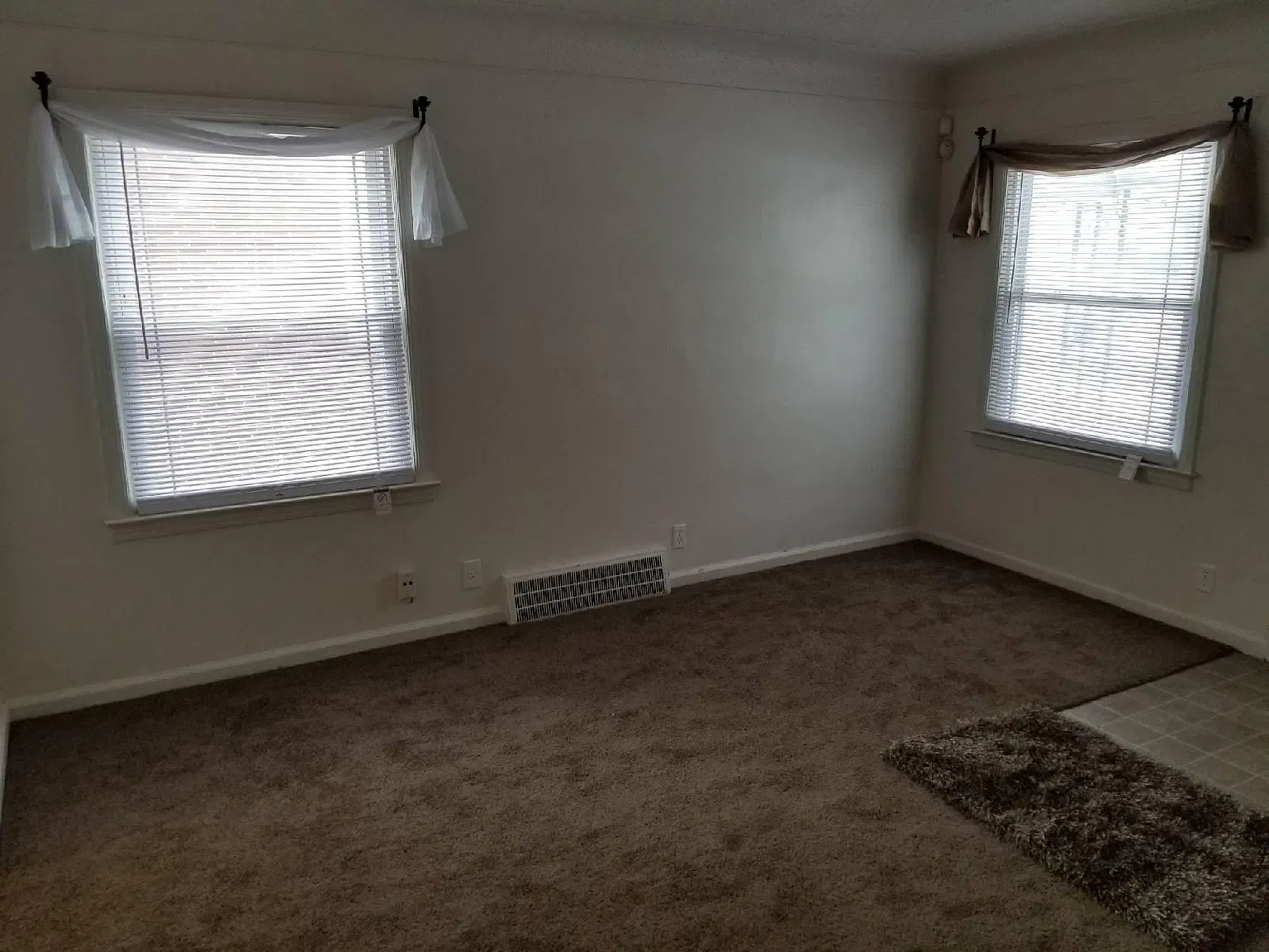 2 bed, 1.5 bath, 702 sqft, $975 — Photo 2