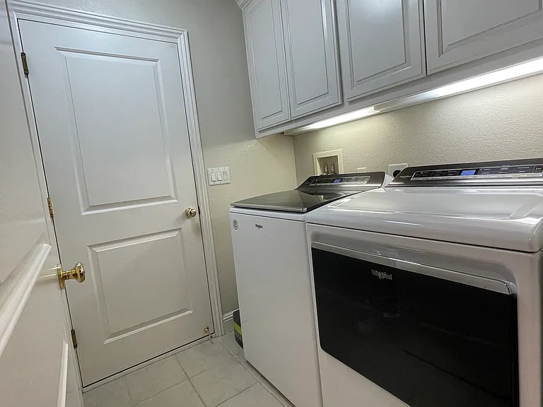 State-of-the-art, ultra-capacity Whirlpool smart laundry suite with Wi-Fi connectivity.(5.3 cu. ft. Washer and 7.4cu.ft Gas Dryer)