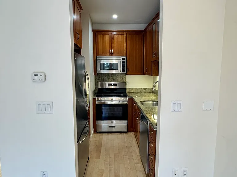 926 Grove St #2 — Photo 6