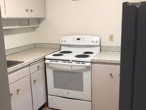 3rd image of 327 Belmont Ave E #3