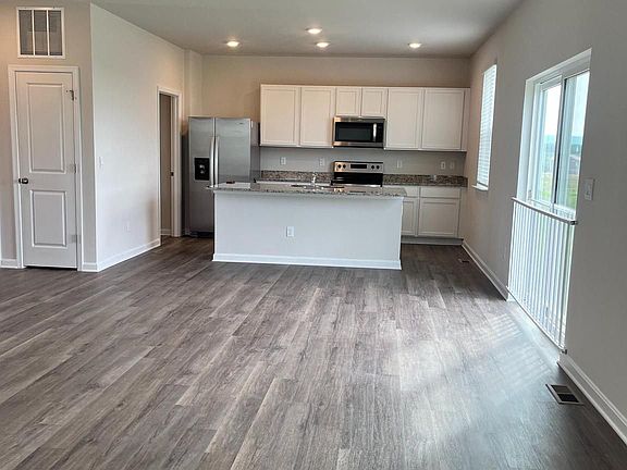 5th image of 286 Centergate Dr