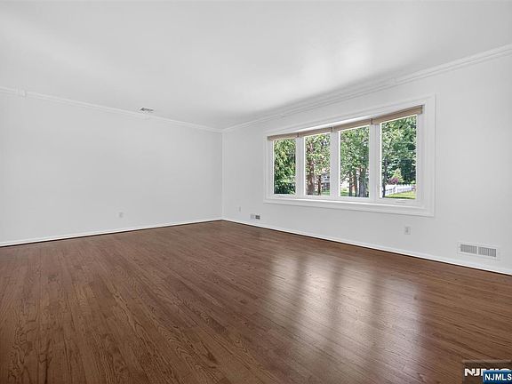 5th image of 7 Willow Brook Rd
