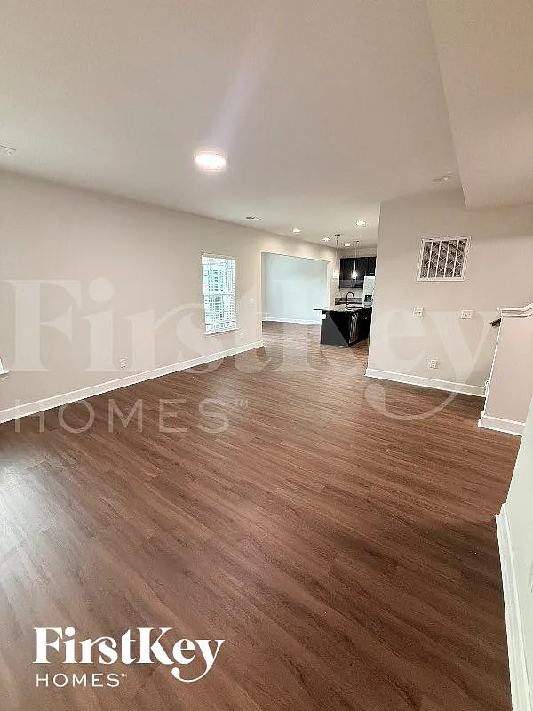 3 bed, 2.5 bath, 2183 sqft, $2,285 — Photo 3