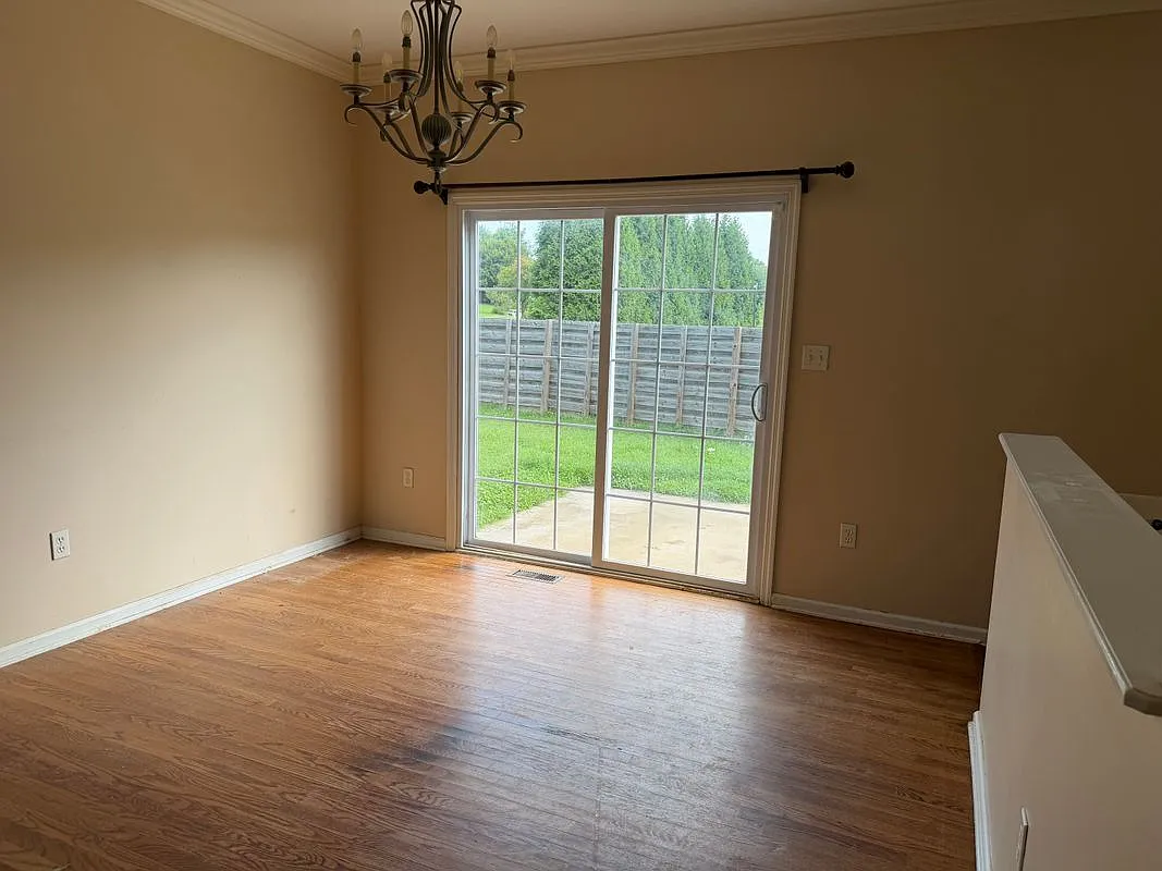 4 bed, 2.5 bath, 1971 sqft, $2,750 — Photo 2