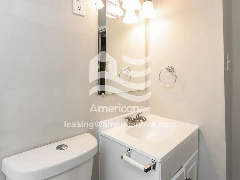 524791_014_bathroom_13902439.jpg