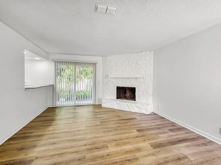 1304 E Magnolia Cir #1306 — Photo 36