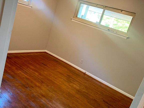 4th image of 721 Woodmore Ln #B
