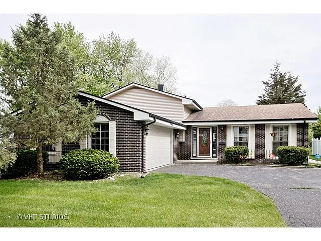 17W545 Earl Ct photo 1
