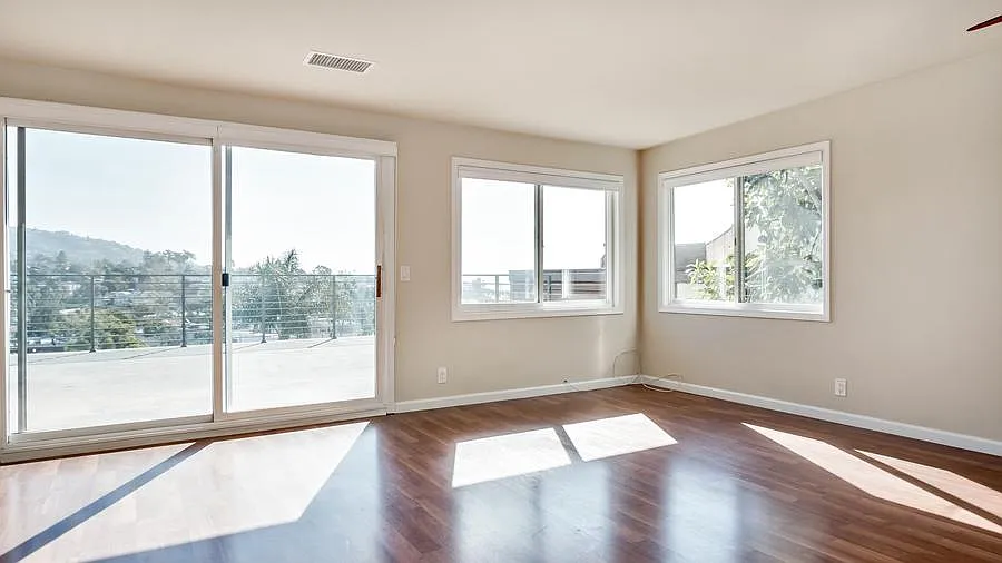 2 bed, 975 sqft, $4,300 — Photo 4