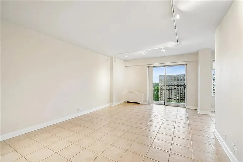 1 bed, 1.0 bath, 905 sqft, $1,550 — Photo 2