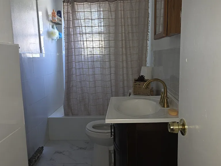 906 Peter St — Photo 2