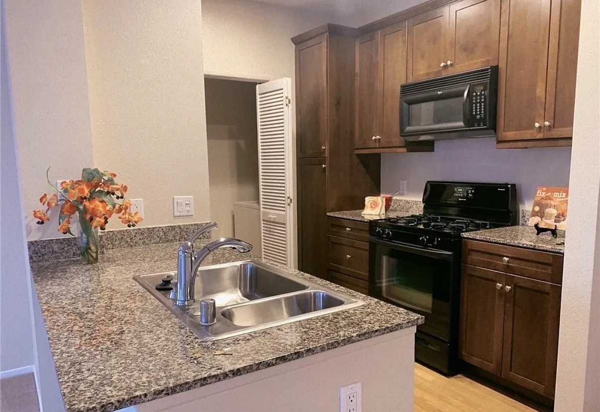 2 bed, 1034 sqft, $3,200 — Photo 3
