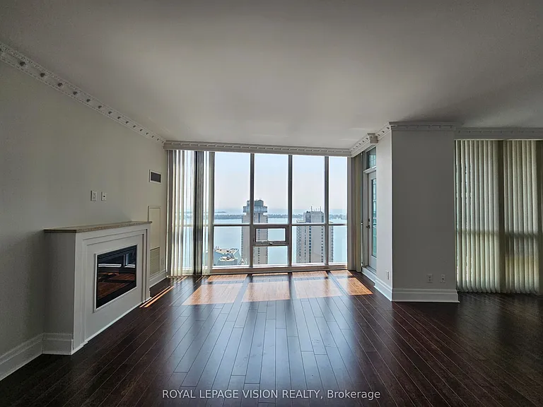 16 Harbour St #3810 — Photo 3