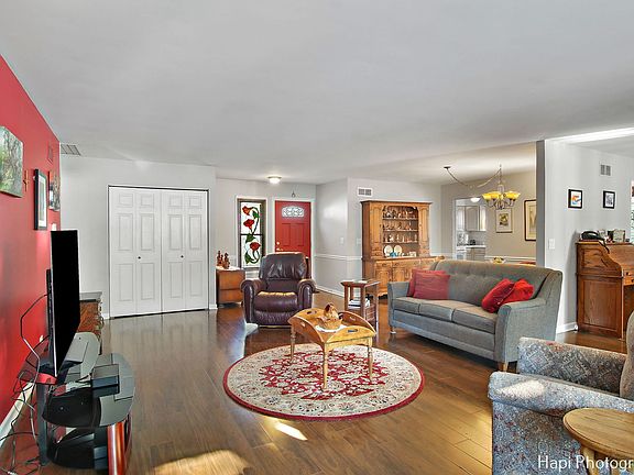 4th image of 541 Caren Dr