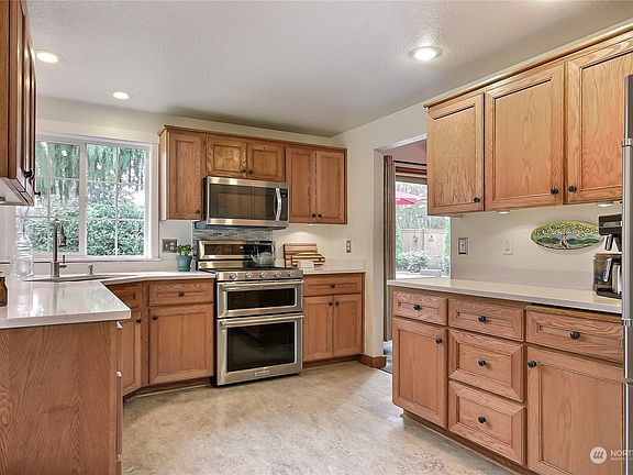 From the entry to the left you will find your chef's kitchen with lovely flooring, included stainless steel appliances and plenty of counter & cupboard space. >