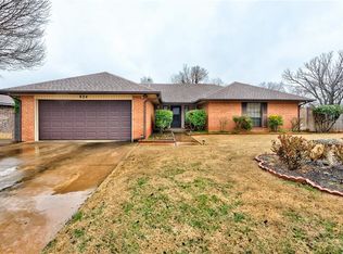 824 NE 20th St, Moore, OK 73160