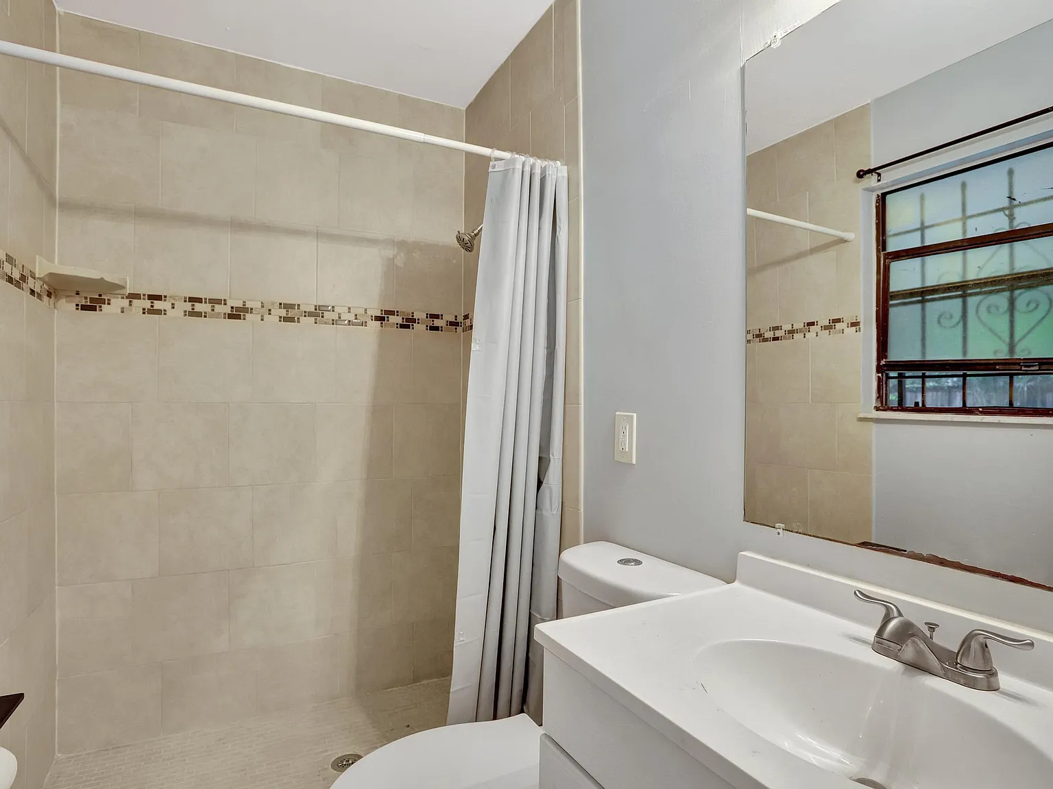 4 bed, 2.0 bath, 2052 sqft, $862 — Photo 4