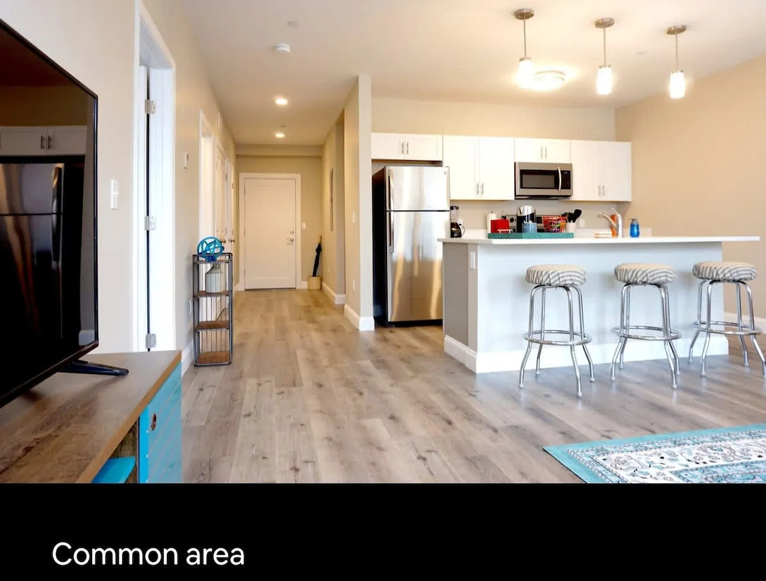 2 bed, 1.0 bath, 882 sqft, $4,893 — Photo 1