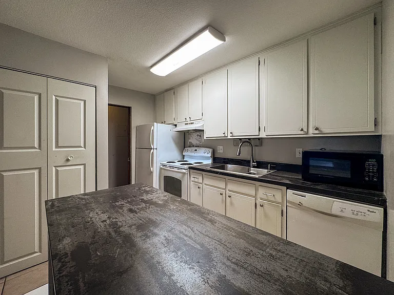1405 E 40th St #6F — Photo 7