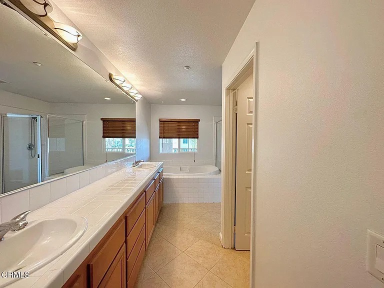 1202 Bayside Cir — Photo 36