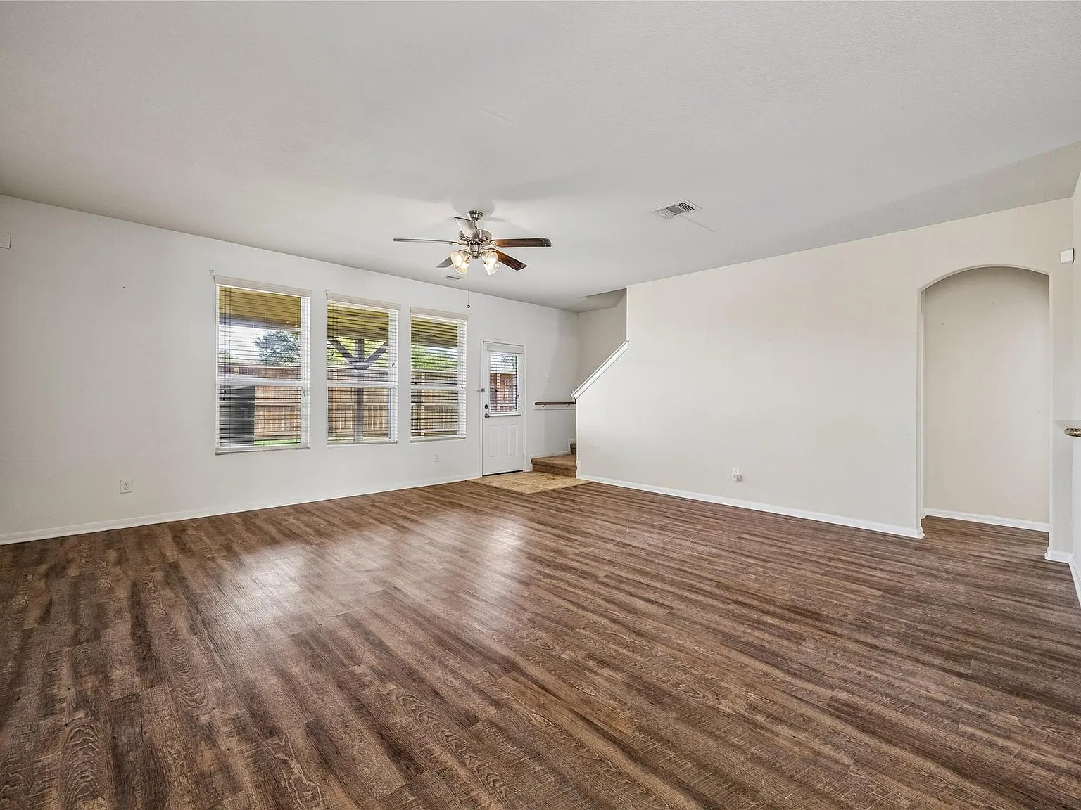 4 bed, 2.5 bath, 2376 sqft, $2,600 — Photo 2
