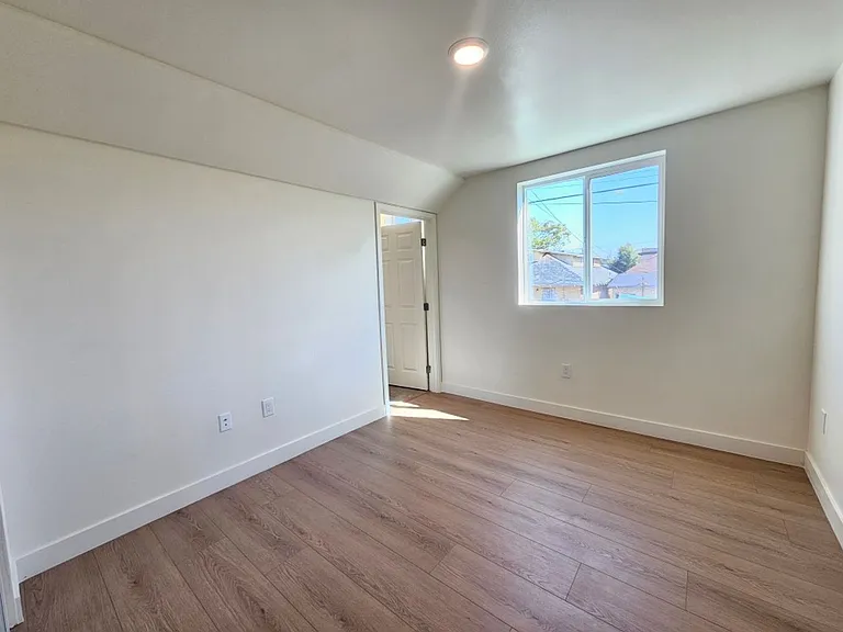 33(835E) — Photo 15