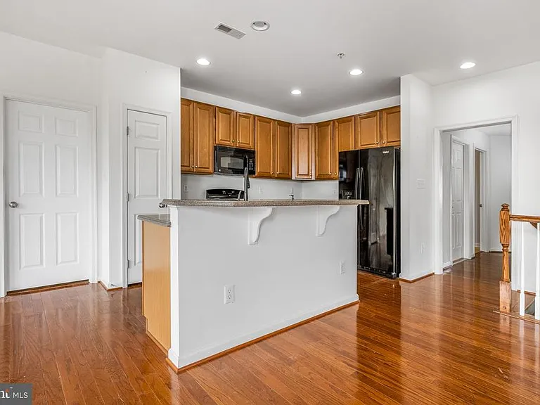 202 Bardel Dr #202 — Photo 5