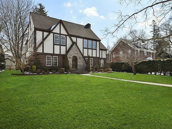 2nd image of 39 Whitehall Blvd
