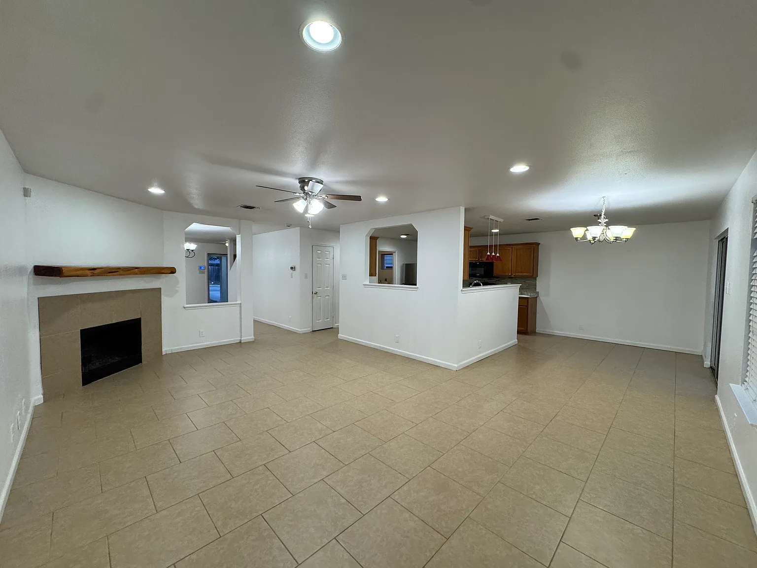 3 bed, 2222 sqft, $1,745 — Photo 3
