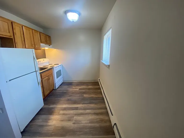 HOLLY GARDEN APARTMENTS — Photo 4