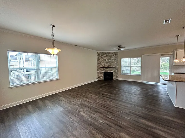 4901 Warwick Rd E — Photo 6
