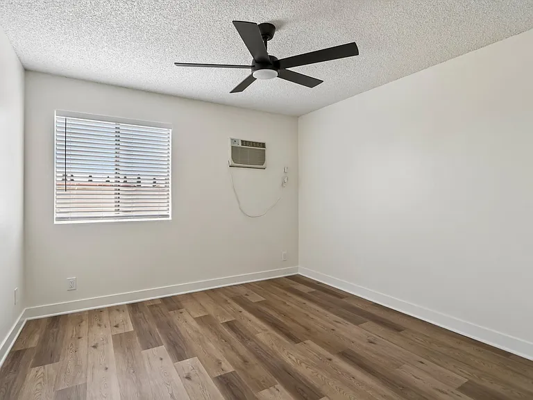 558 N Kenmore Ave #204 — Photo 12