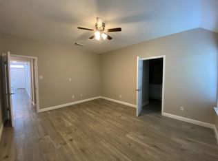 240 Almond Dr, Lake Jackson, TX 77566