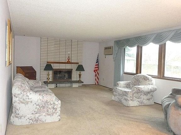3rd image of 627 W Woodway Ave